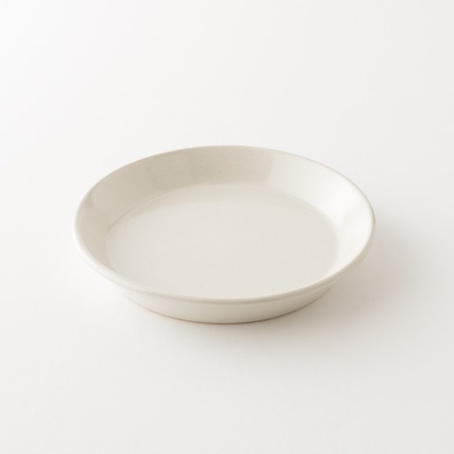 Assiette rustique en grès naturel, fabriquée au Portugal