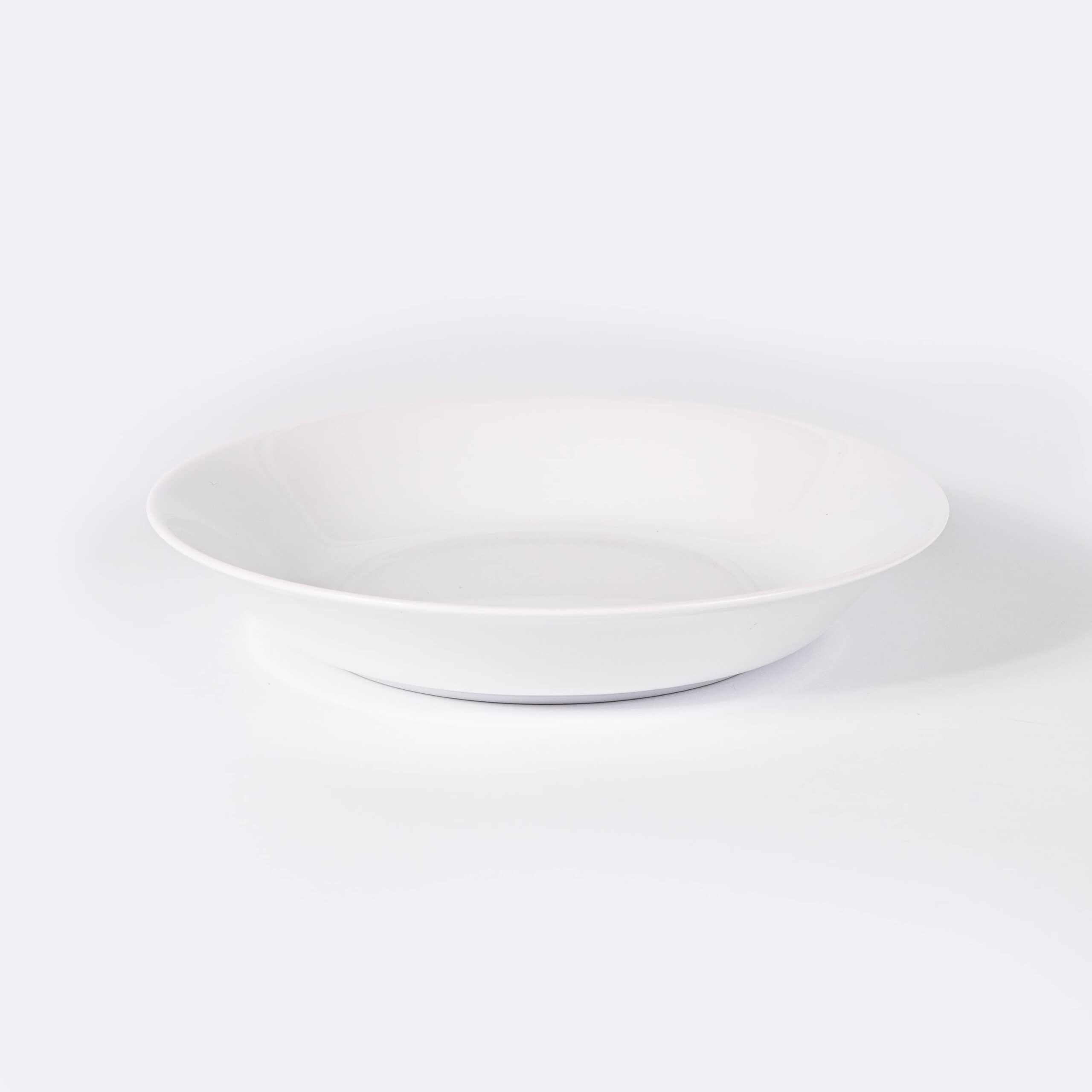 assiette en porcelaine creuse blanche