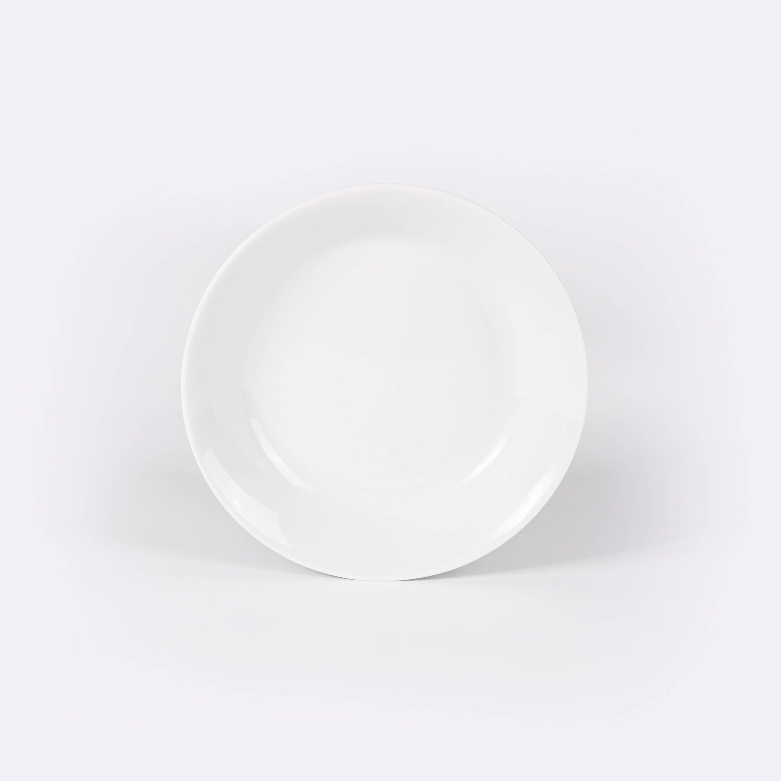 assiette en porcelaine creuse blanche de face