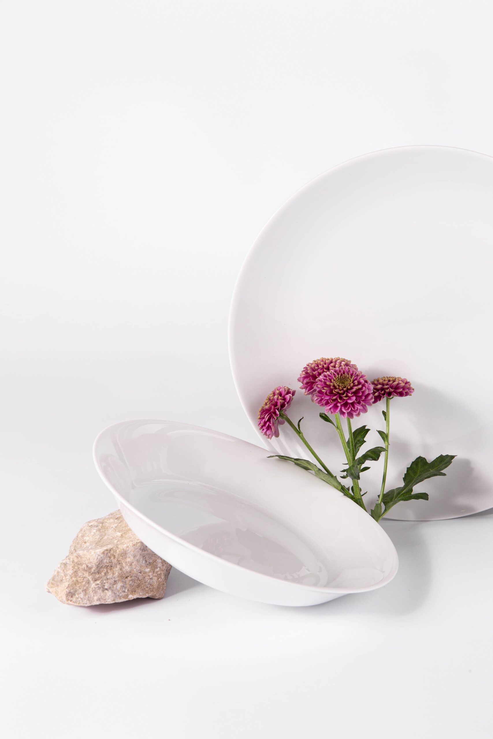assiette en porcelaine creuse blanche