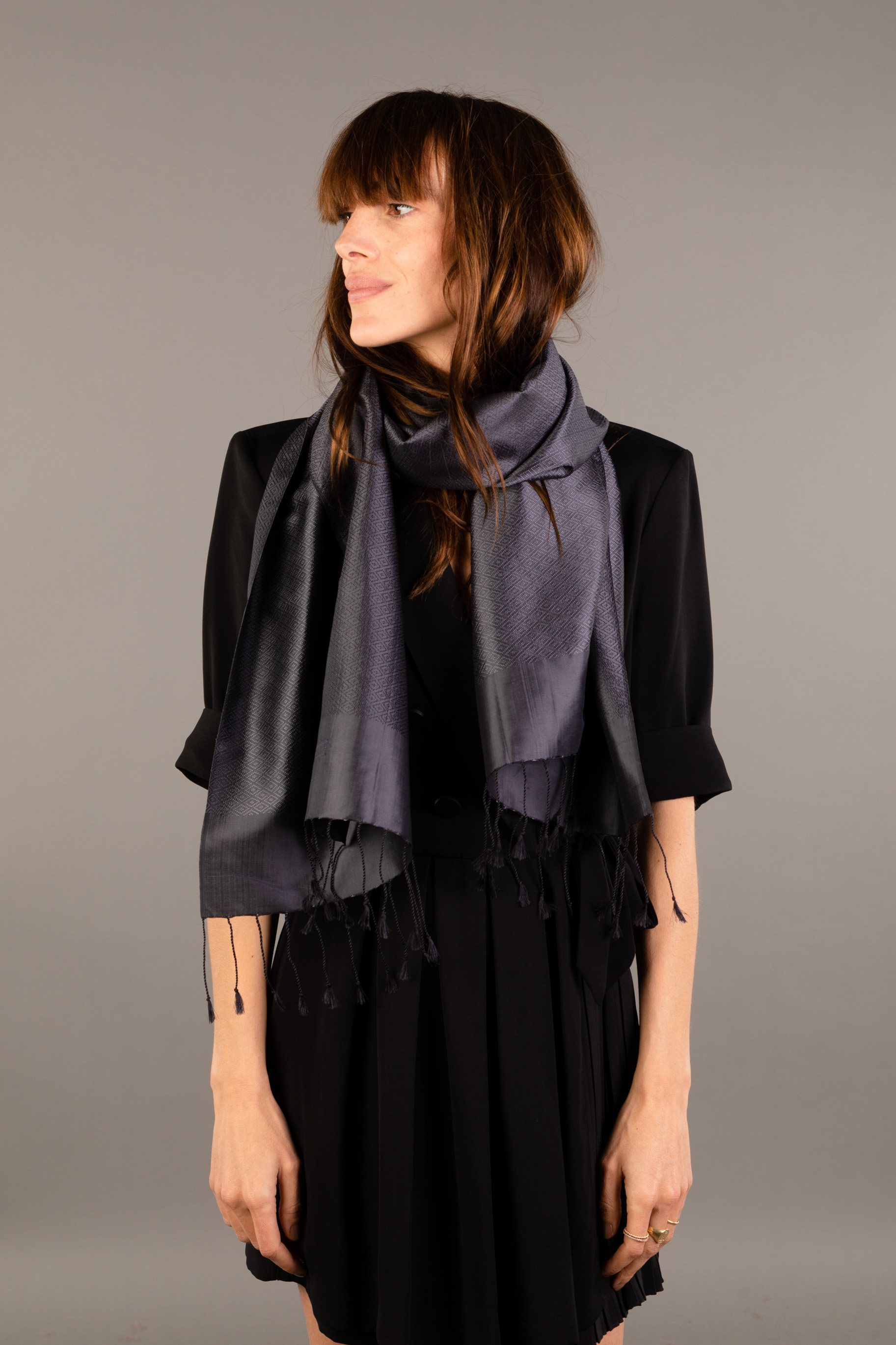 Le Krama en Soie Diamond Luxueux Titane 4