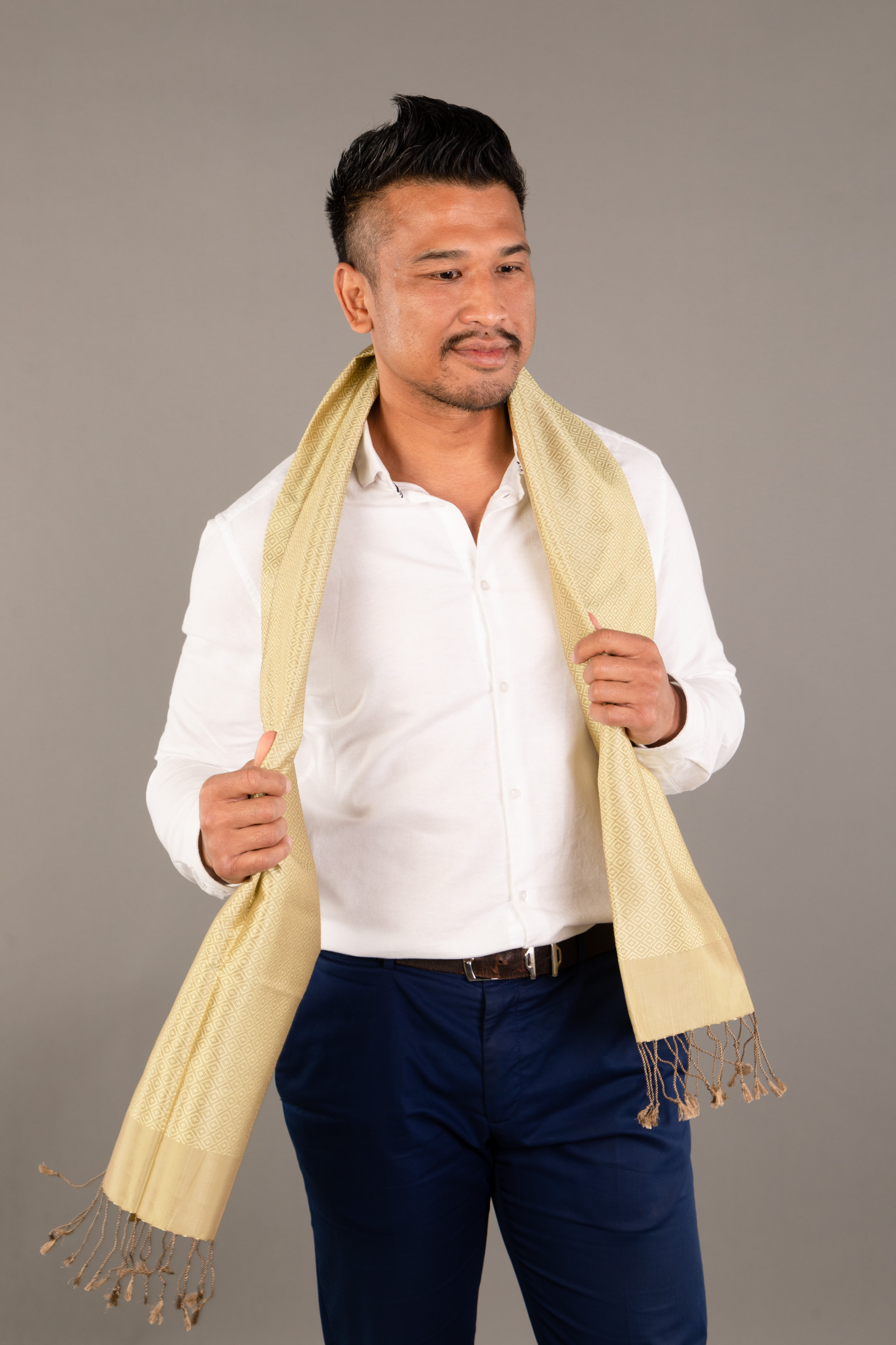 Le Krama en Soie Diamond Luxueux Or 3