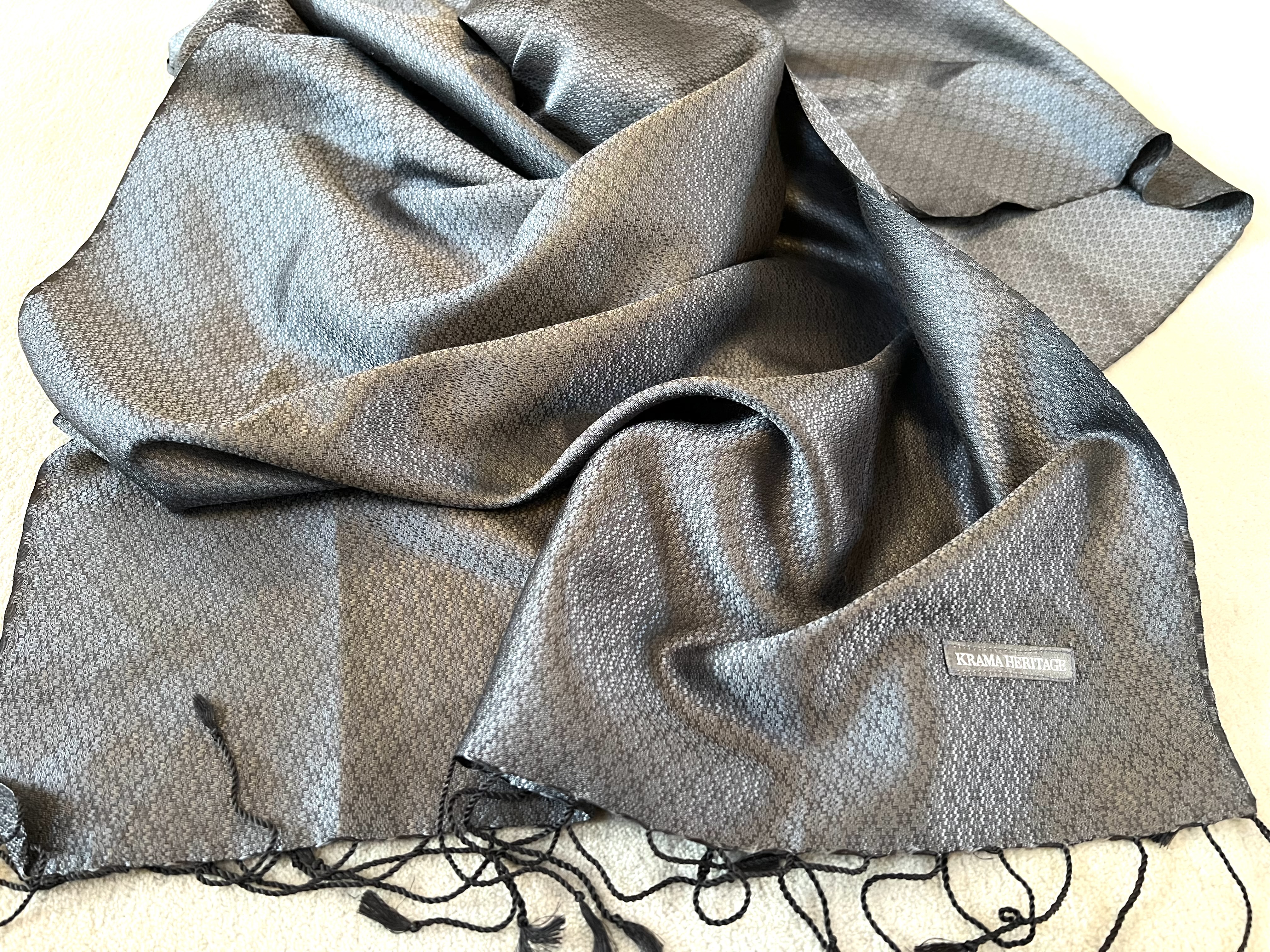 Le Krama en Soie Jasmin Luxueux Diamant Noir 8