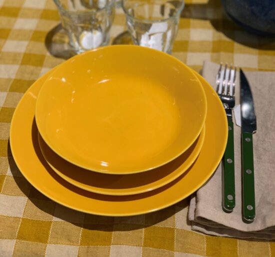 assiette en porcelaine creuse jaune