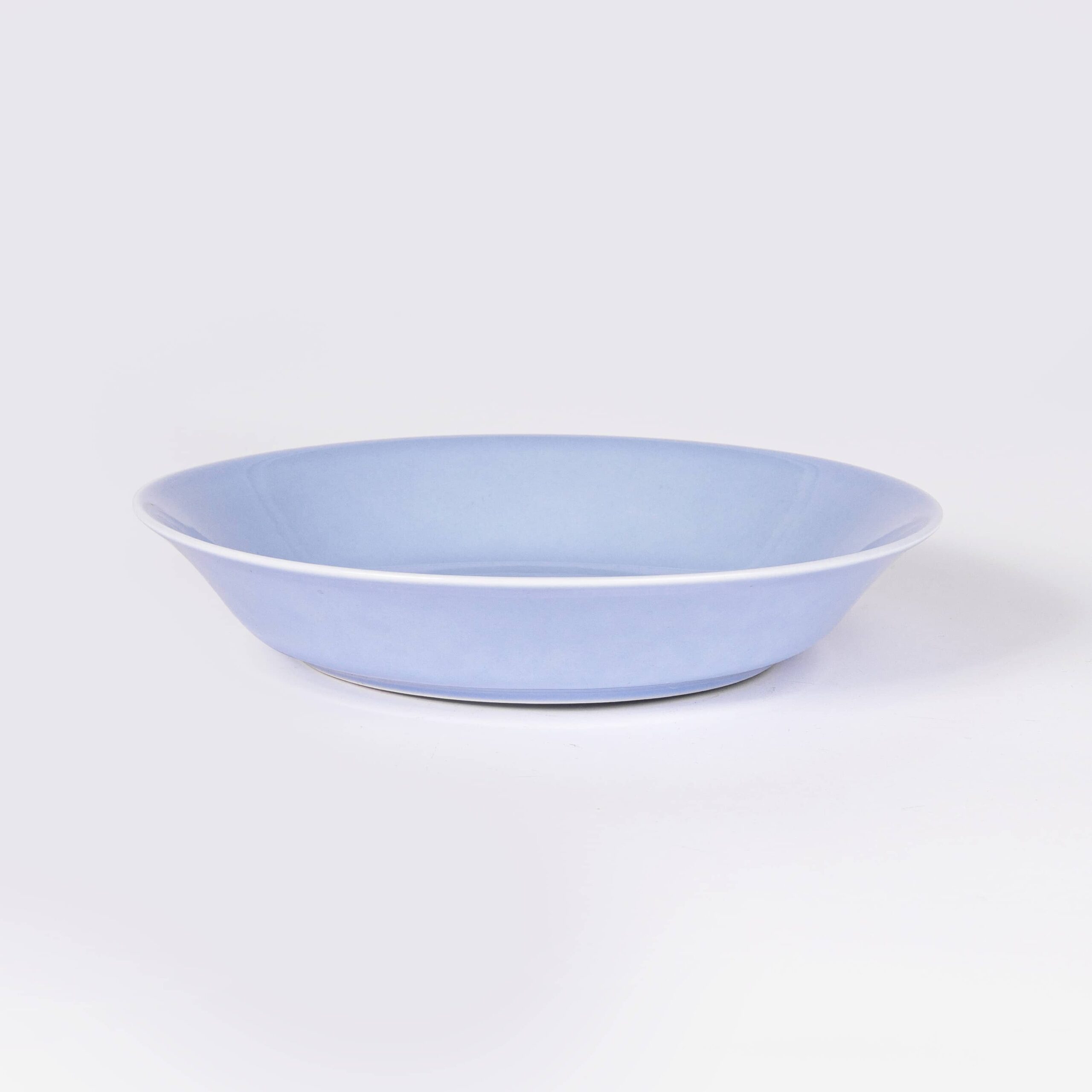 assiette en porcelaine creuse bleu clair