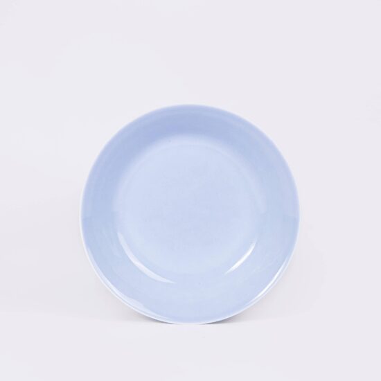 assiette en porcelaine creuse bleu clair de face