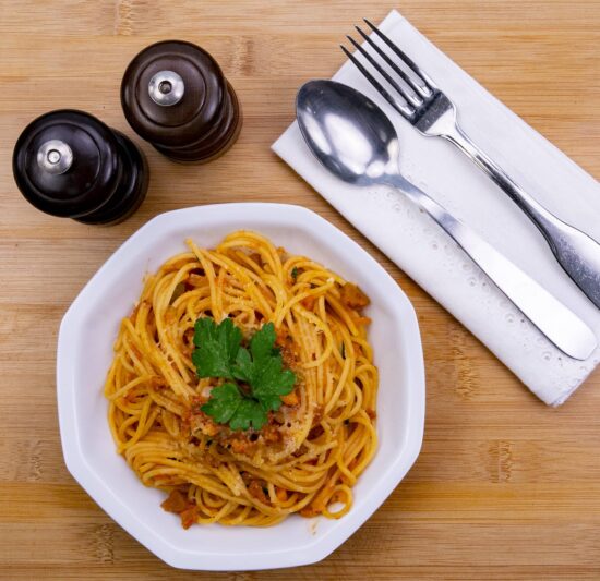 assiette creuse octogonale en porcelaine de Limoges blanche