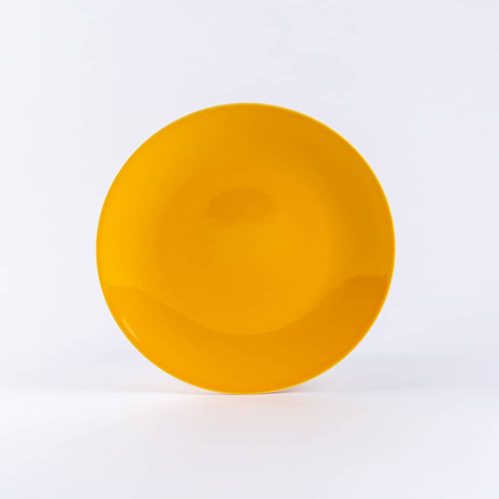 assiette plate ronde en porcelaine jaune