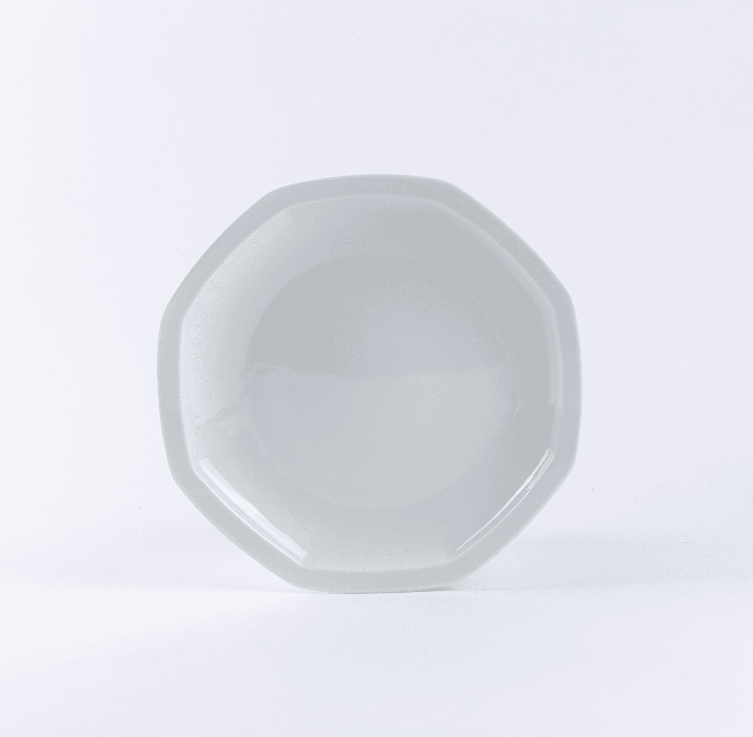 assiette plate octogonale en porcelaine de Limoges blanche
