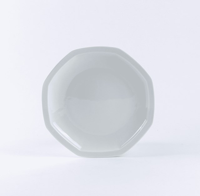 assiette plate octogonale en porcelaine de Limoges blanche