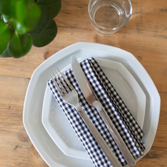 assiette plate octogonale en porcelaine de Limoges blanche