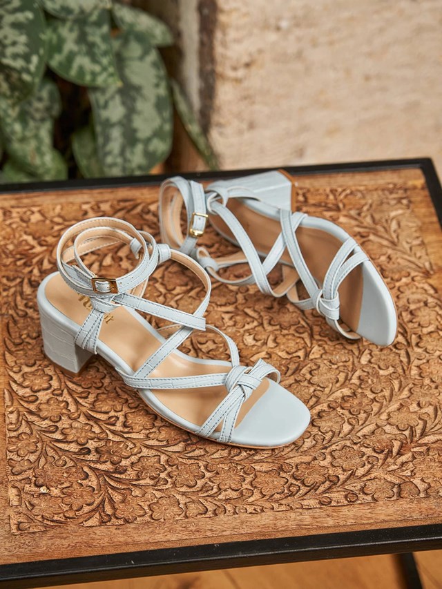sandales Hoya croco ciel 100% recyclées, végétales et naturelles vue de profil