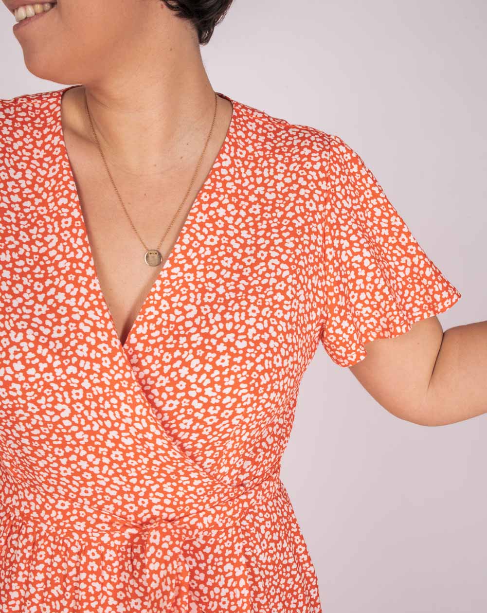 Robe Portefeuille Zargot Ecovero imprimé fleurs rouges - close up