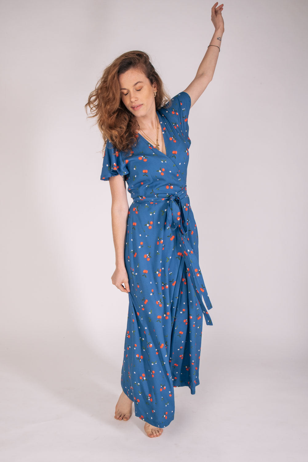 Robe Portefeuille Longue Zady 100% Ecovero imprimé cerises - mouvement