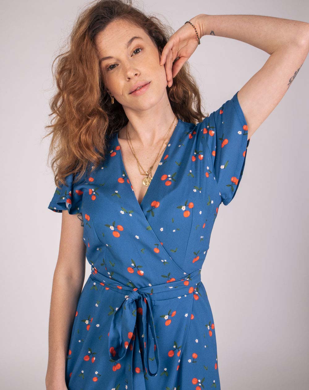 Robe Portefeuille Longue Zady 100% Ecovero imprimé cerises - close up