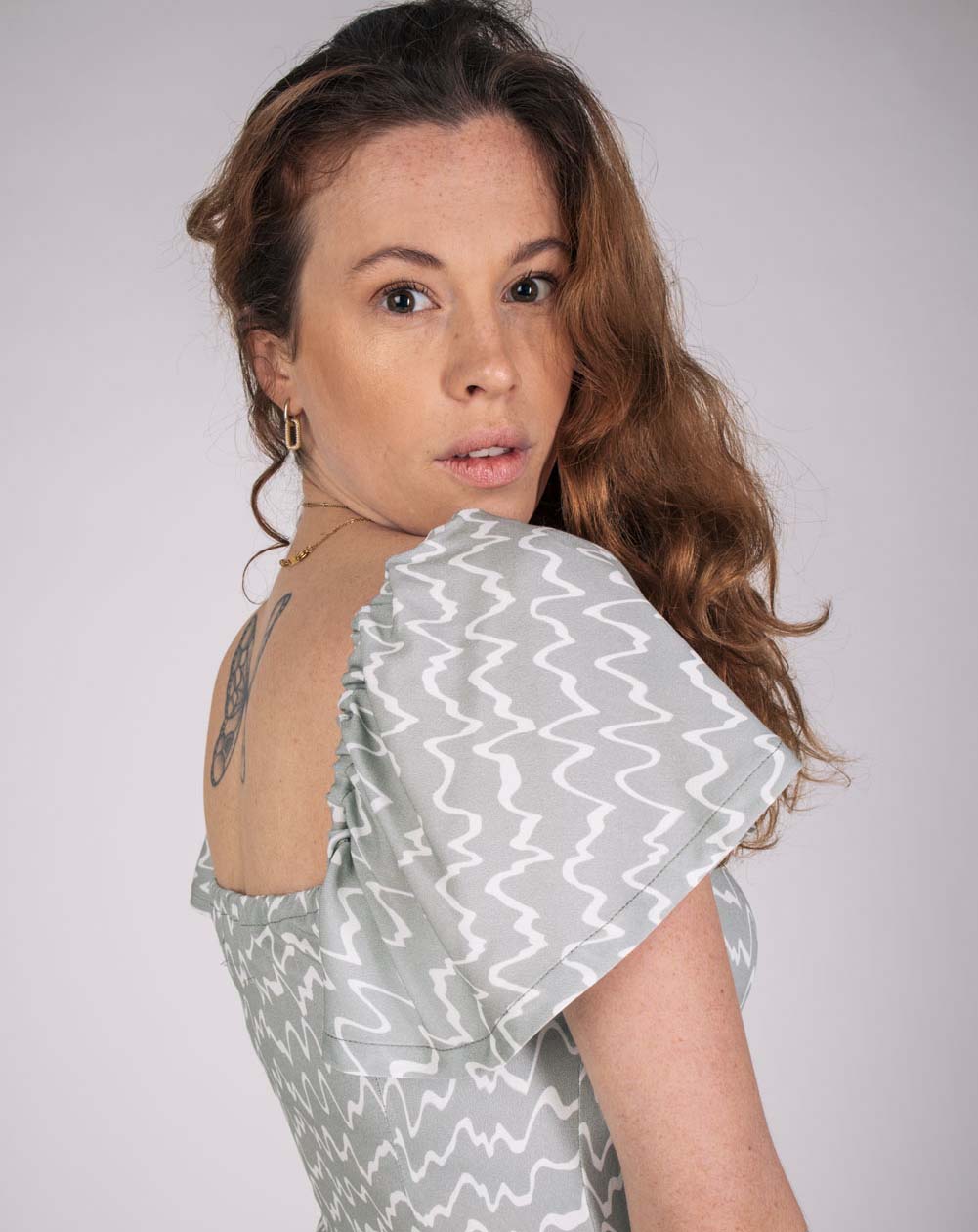 Robe Zéfi col carré manches papillons 100% Ecovero imprimé vagues - dos