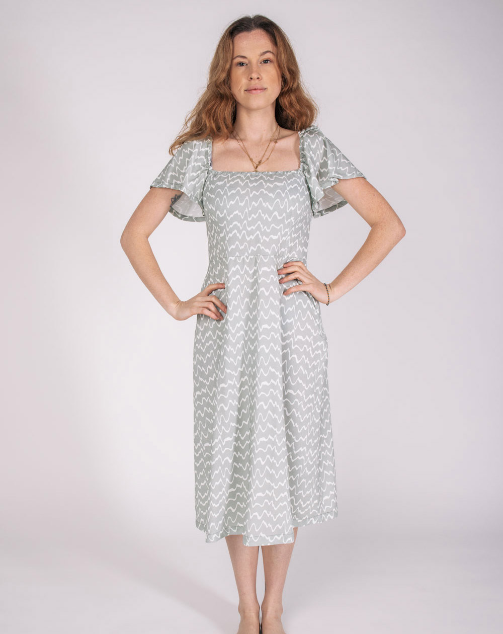 Robe Zéfi col carré manches papillons 100% Ecovero imprimé vagues - devant