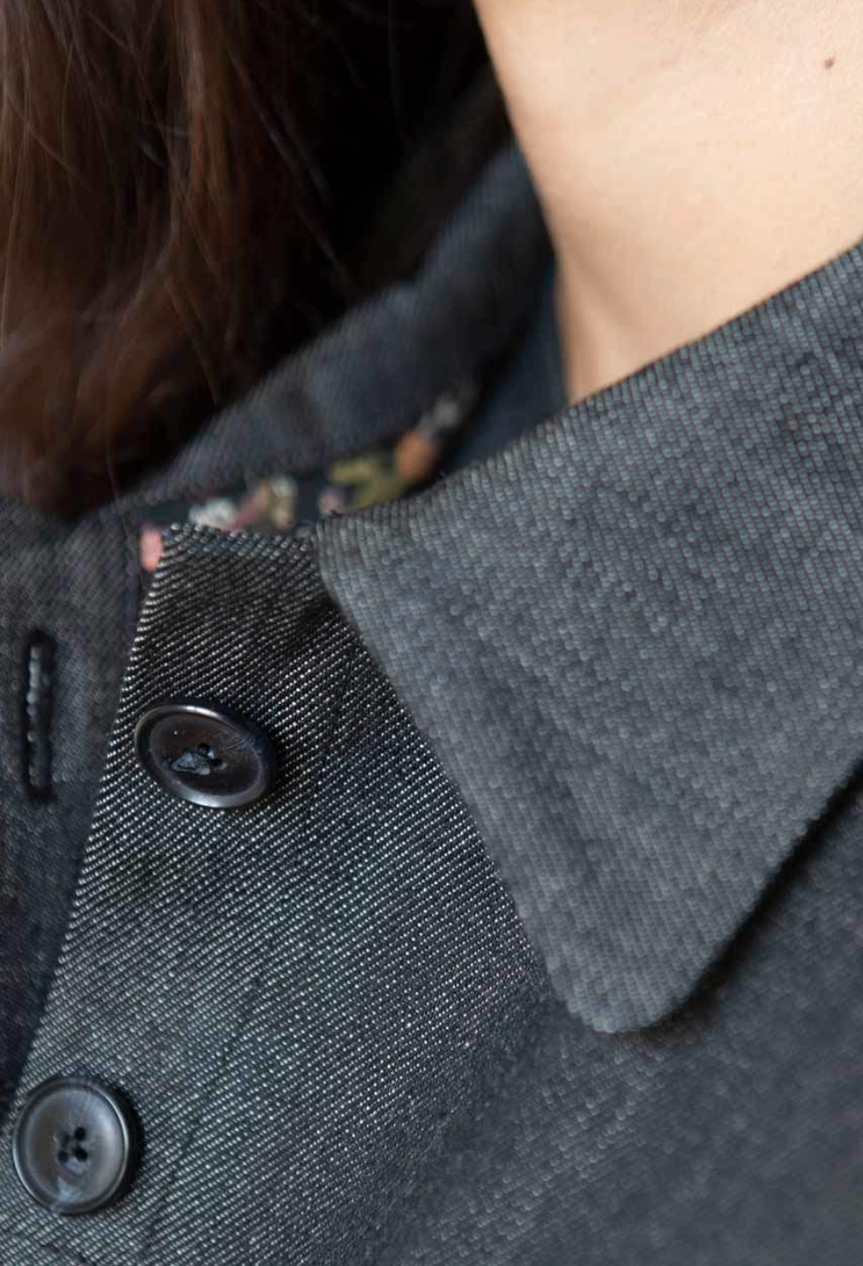 Détail du col de la vest Aatise écoresponsable