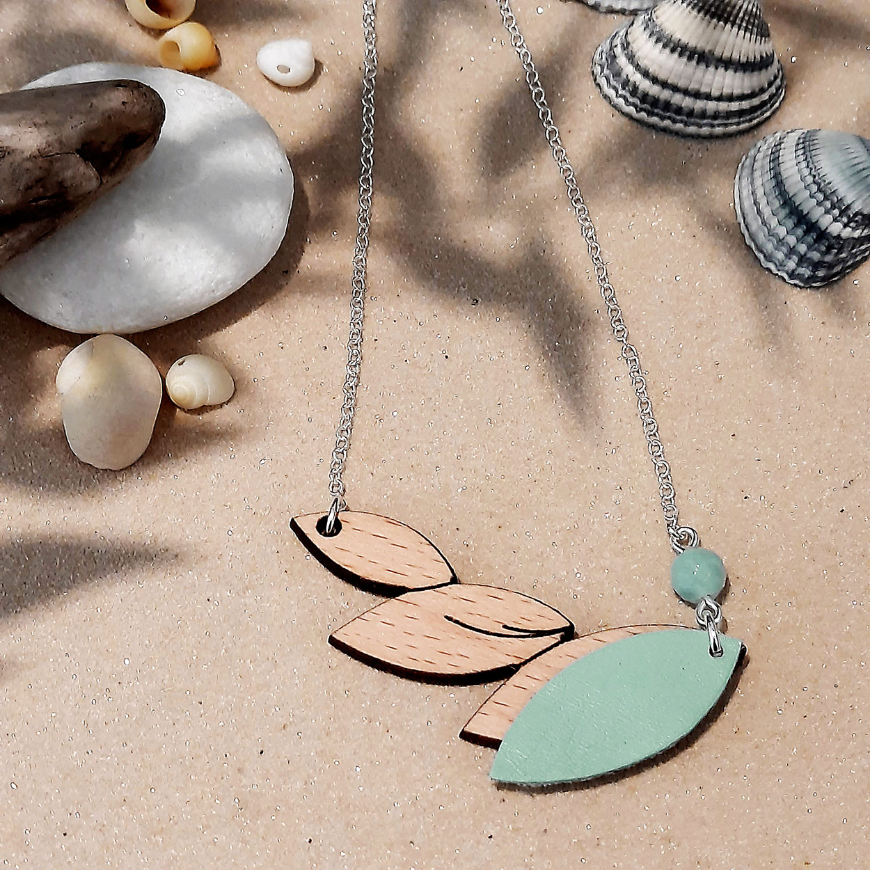 Collier en bois et cuir PLUME Menthe 4