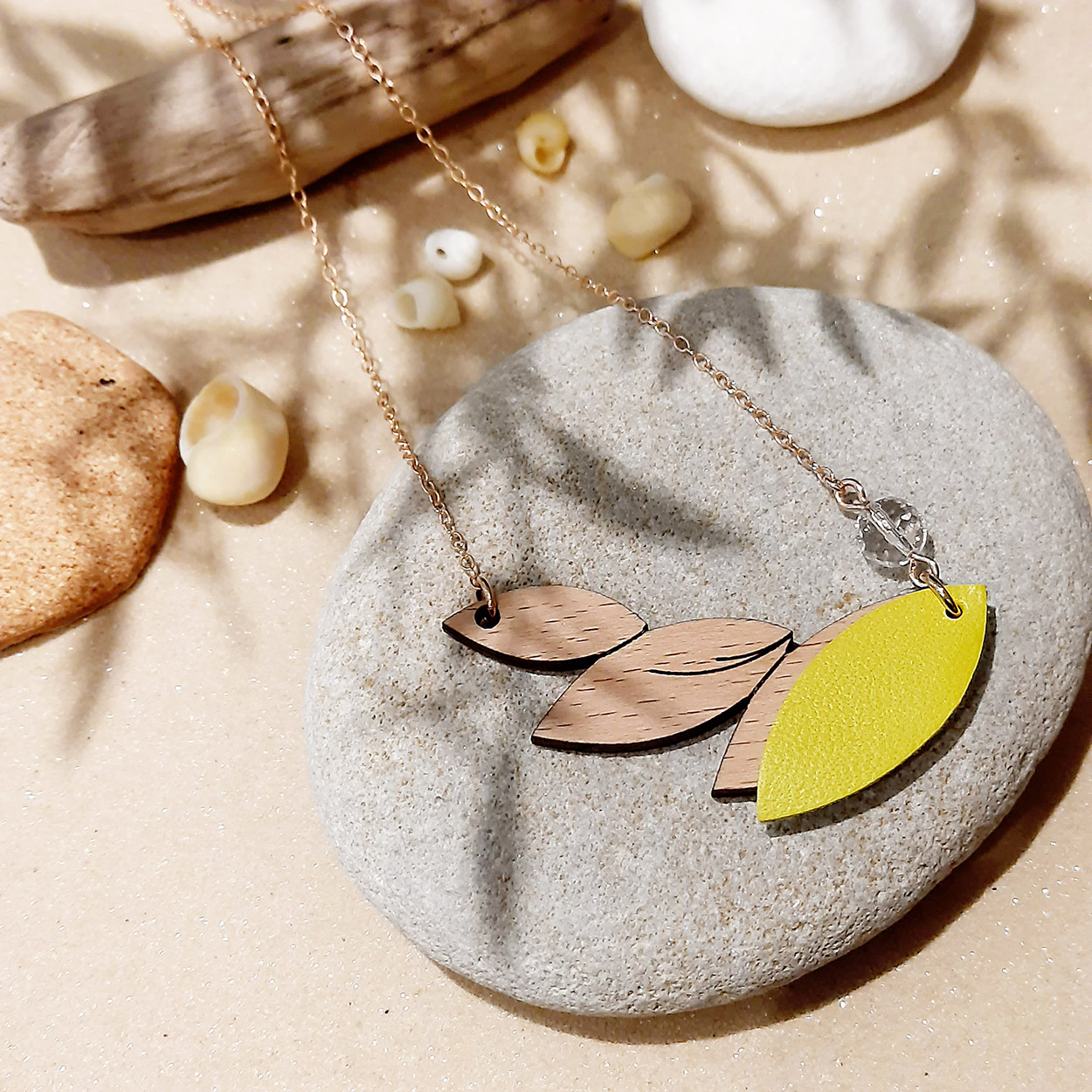 Collier en bois et cuir PLUME Jaune 4