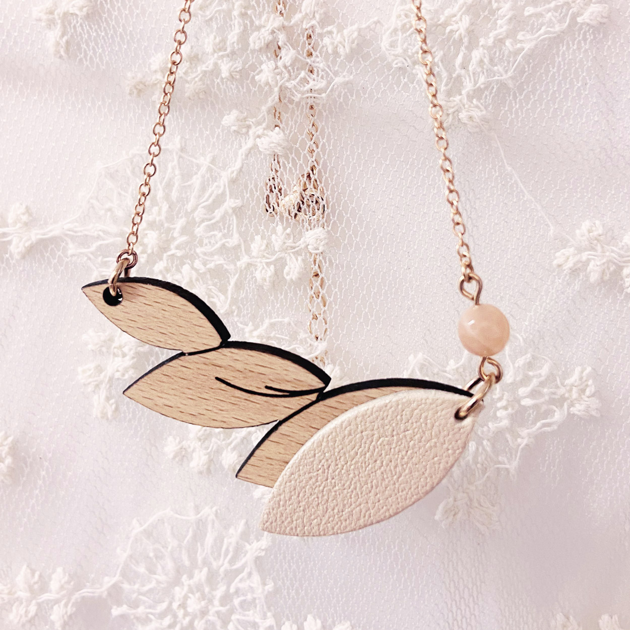 Collier en bois et cuir PLUME Ivoire 4