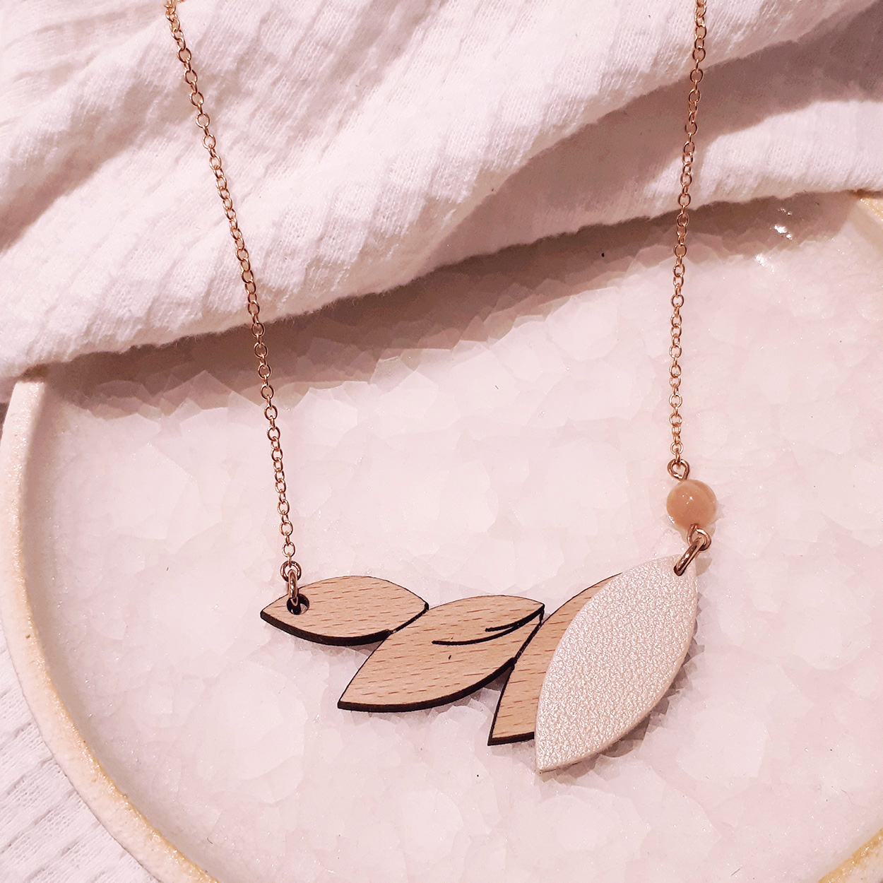 Collier en bois et cuir PLUME Ivoire 5