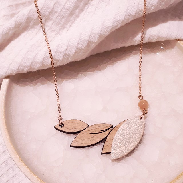 Collier en bois et cuir PLUME Ivoire 5