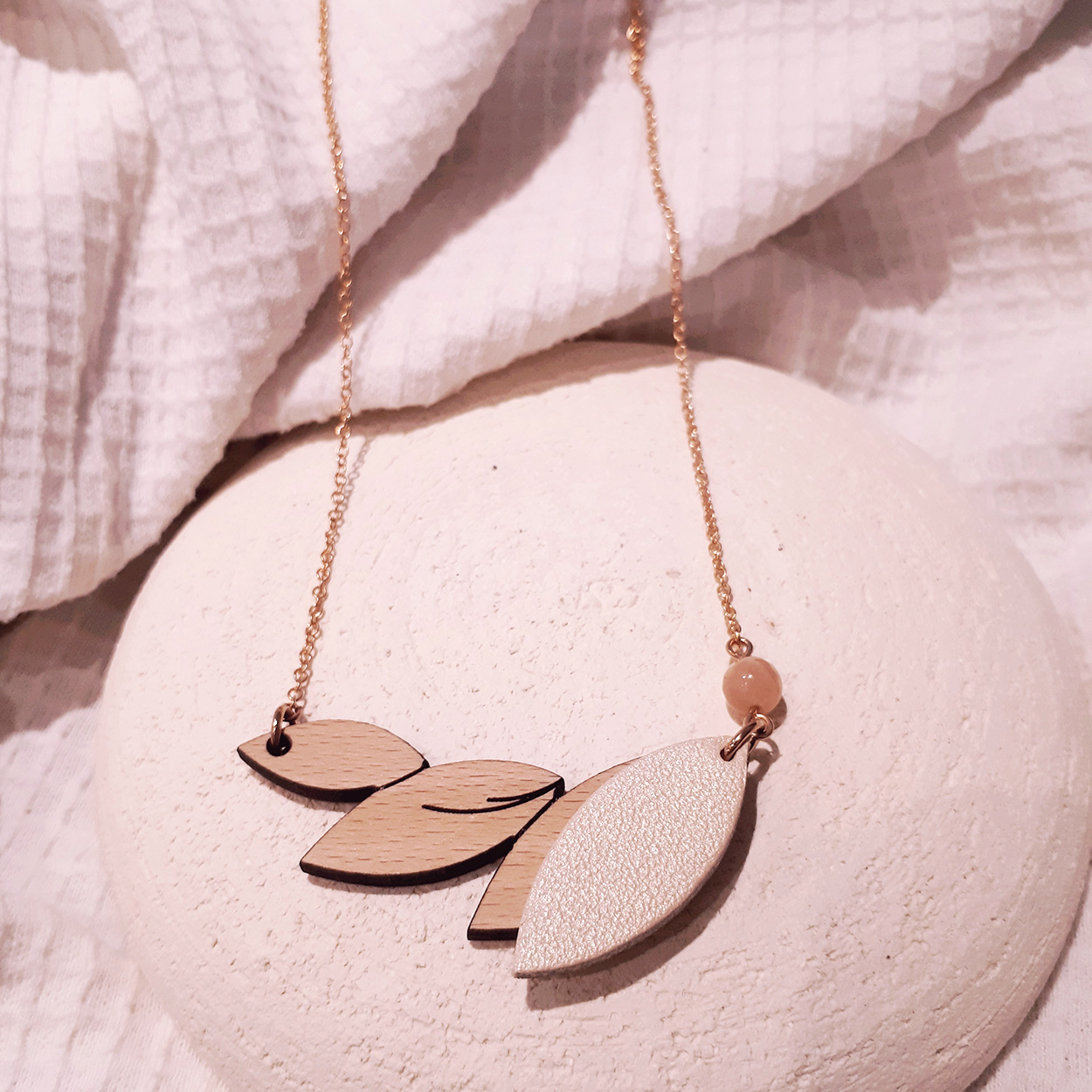 Collier en bois et cuir PLUME Ivoire 6