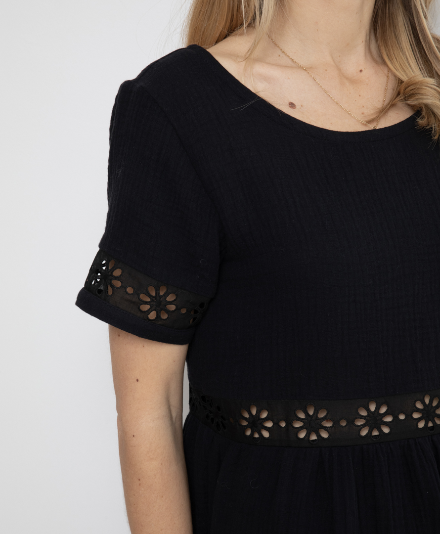 Robe noire broderie anglaise en gaze de coton biologique GOTS made in France
