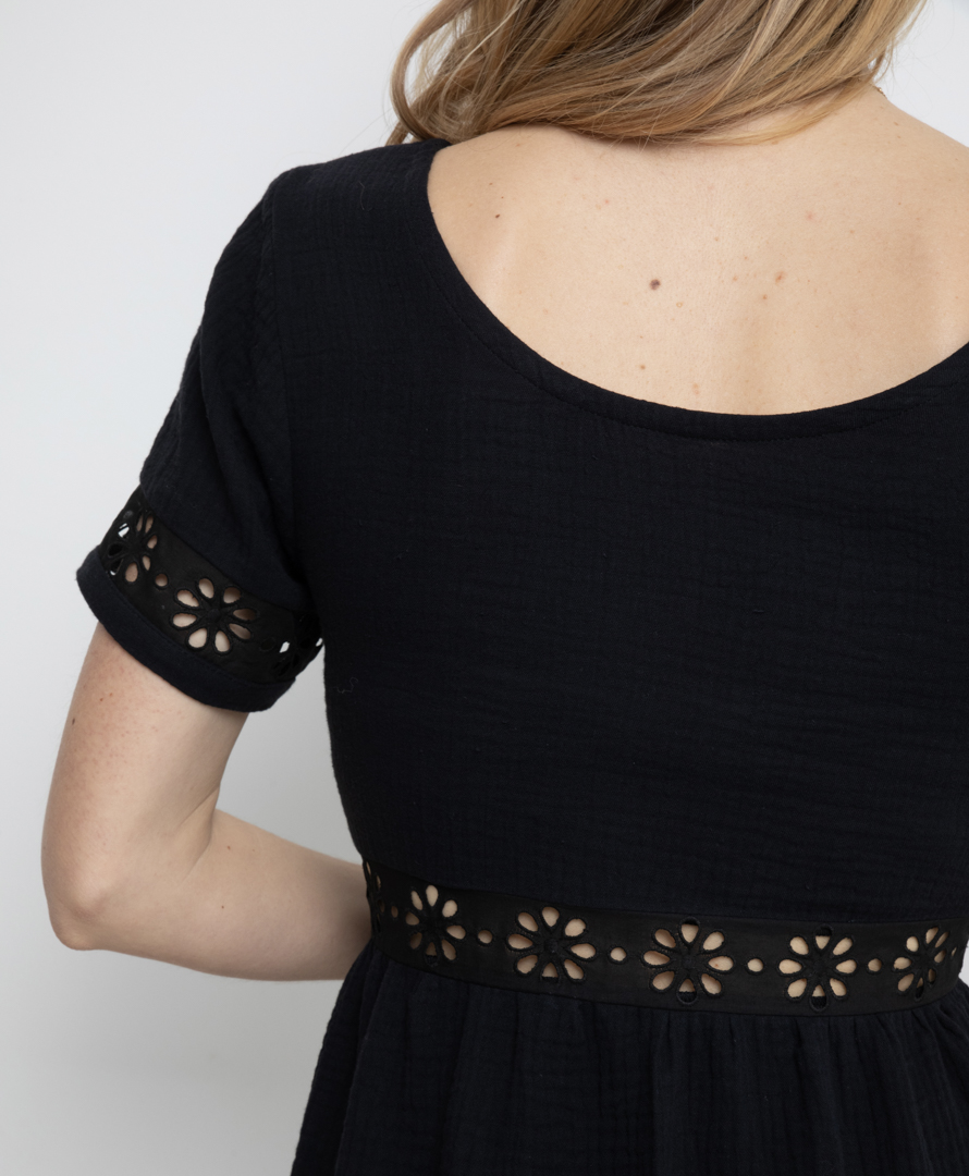 Robe noire broderie anglaise en gaze de coton biologique GOTS