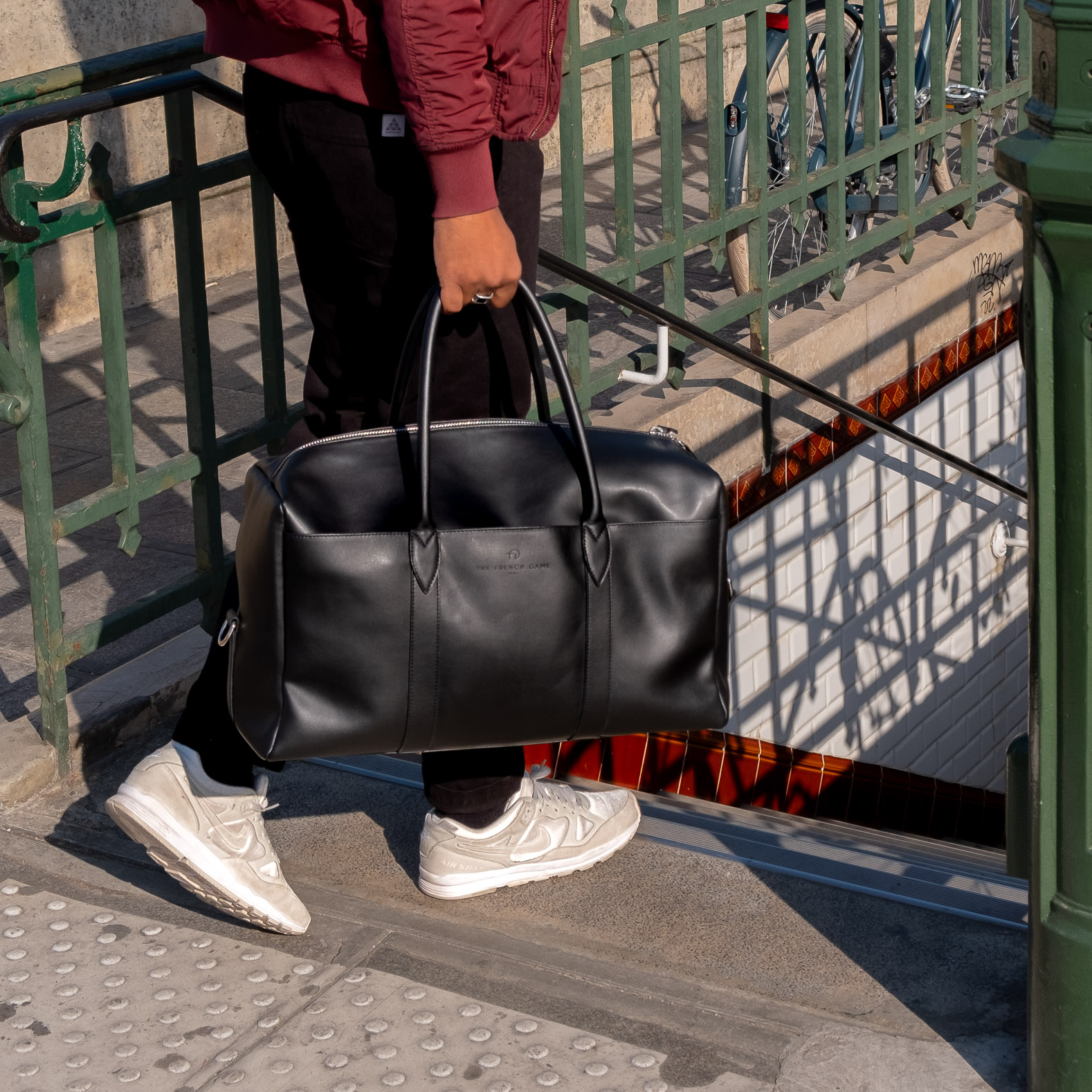 Sac weekend homme vegan en cuir de raisin - porté à la main