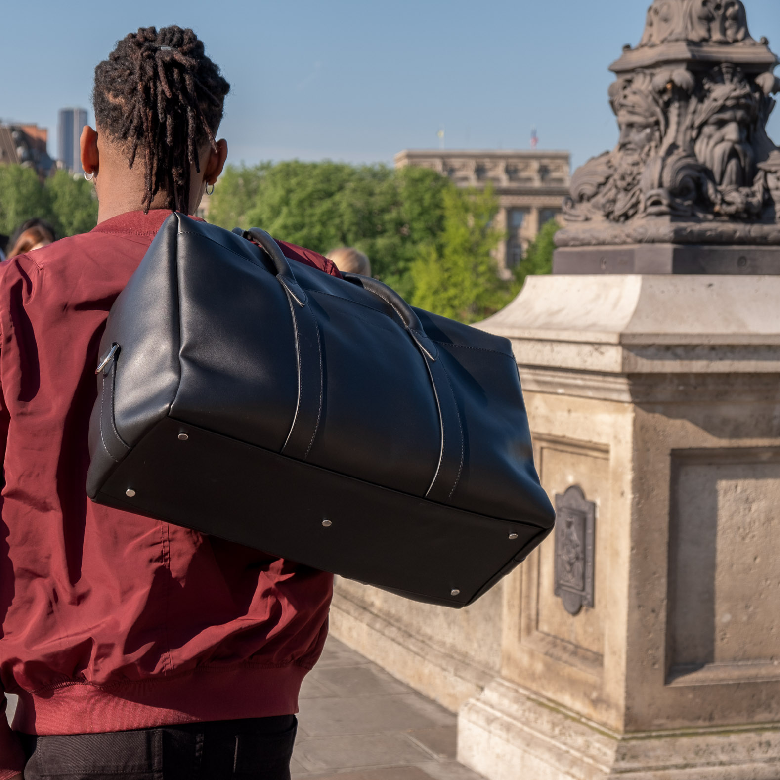 Sac weekend homme vegan en cuir de raisin - porté derrière l'épaule