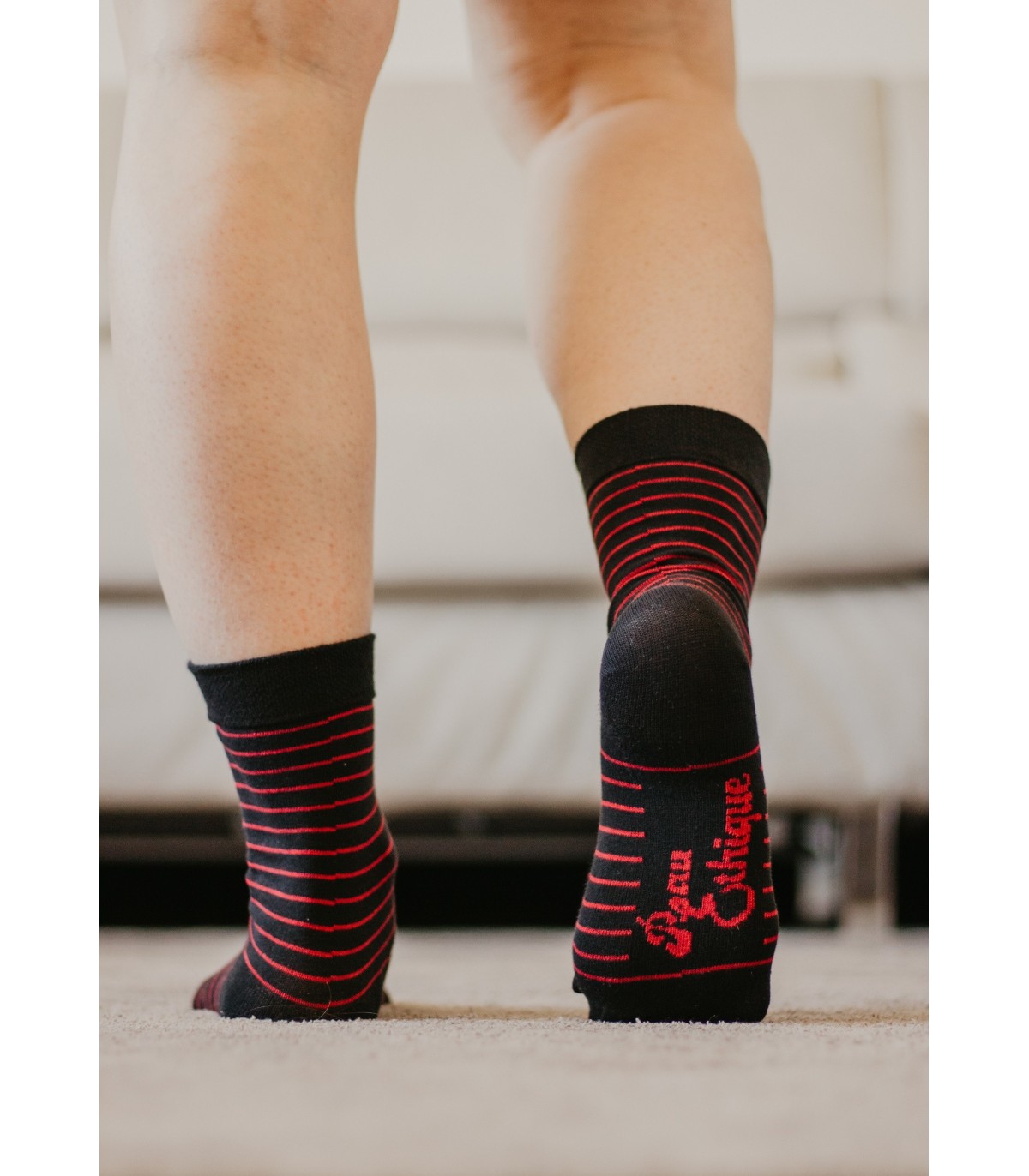Chaussettes unisexe noires rayées rouges coton bio 2