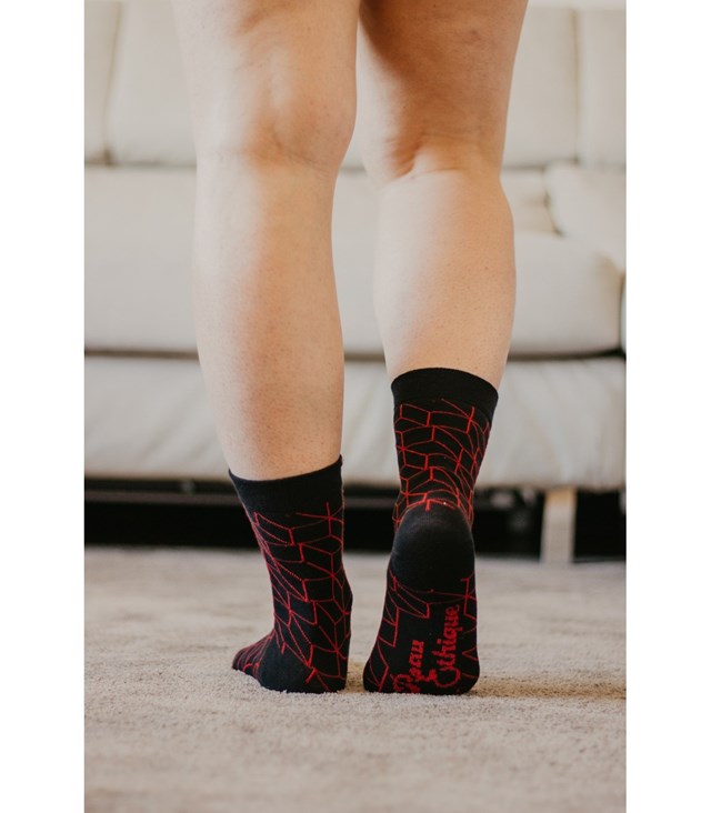 Chaussettes noires unisexe imprimés losanges rouges en coton bio 6