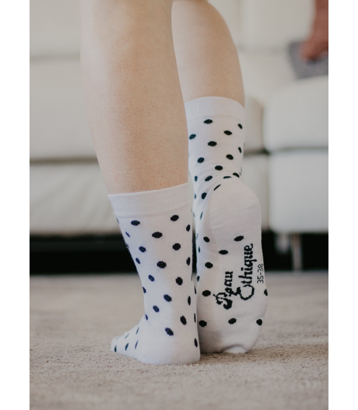 Chaussettes unisexe blanches pois noirs en coton bio 2