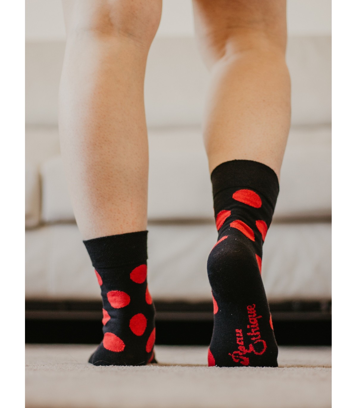 Chaussettes unisexe noires pois rouges en coton bio 3