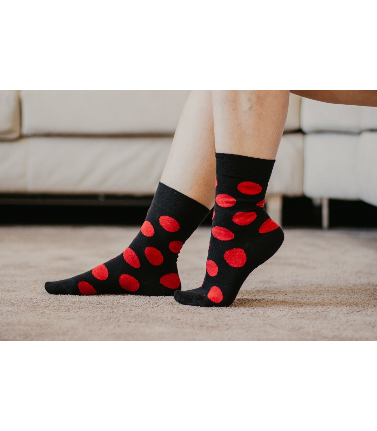 Chaussettes unisexe noires pois rouges en coton bio 2