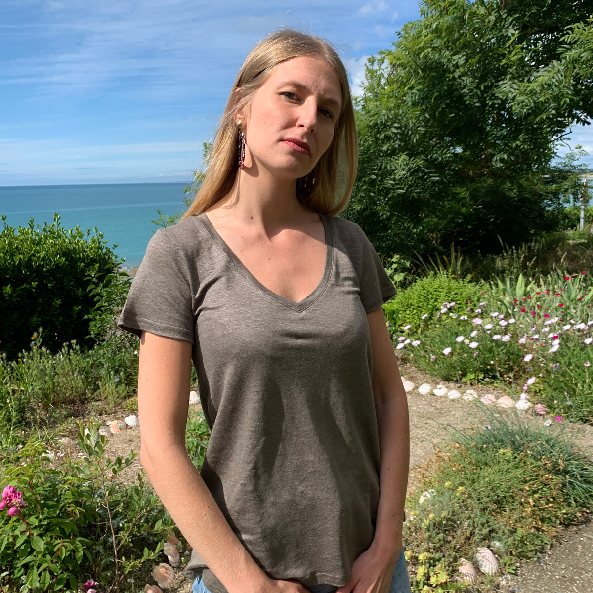 T-shirt en lin bio kaki col V femme fabriqué en Normandie 3