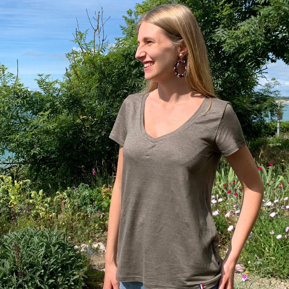 T-shirt en lin bio kaki col V femme fabriqué en Normandie 4