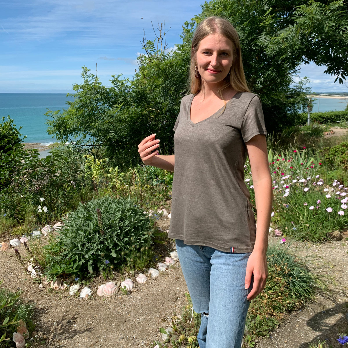 T-shirt en lin bio kaki col V femme fabriqué en Normandie 2