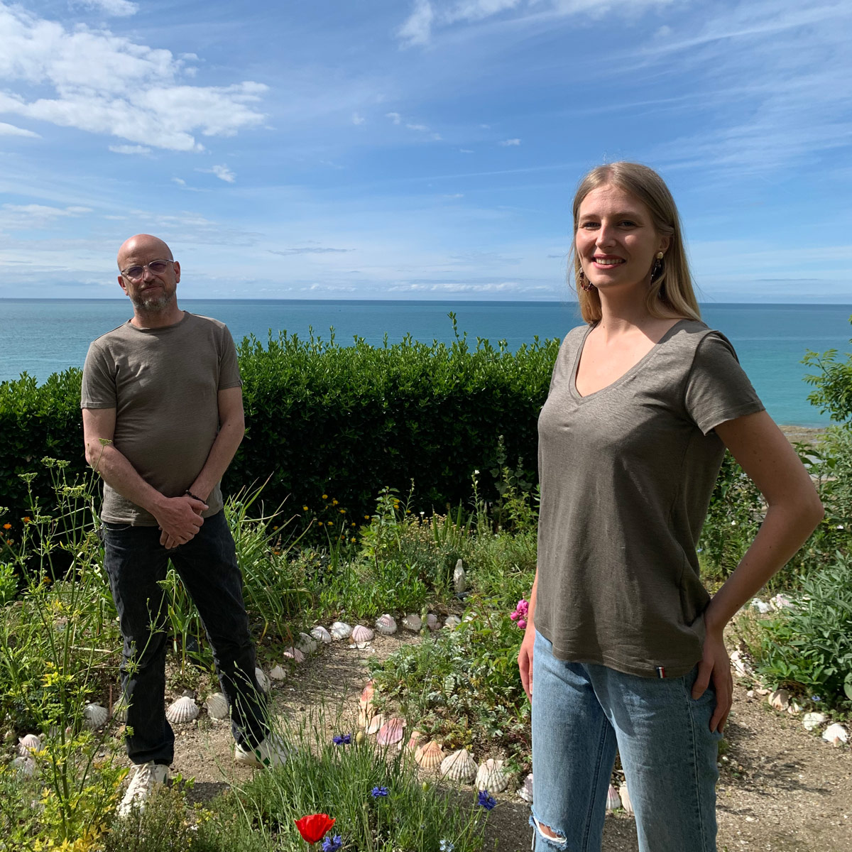 T-shirt en lin bio kaki col V femme fabriqué en Normandie 6