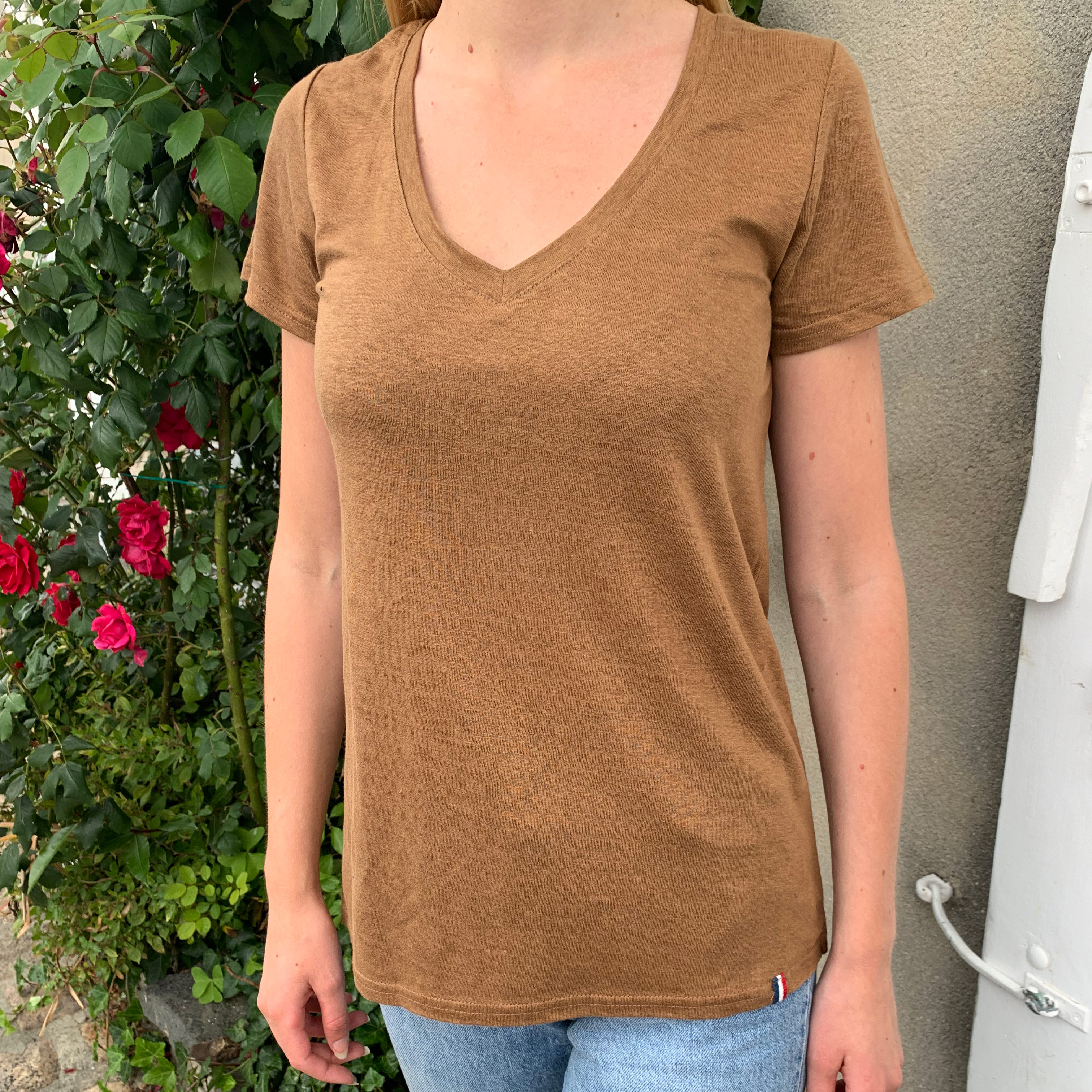 T-shirt en lin bio sépia col V femme fabriqué en Normandie 5