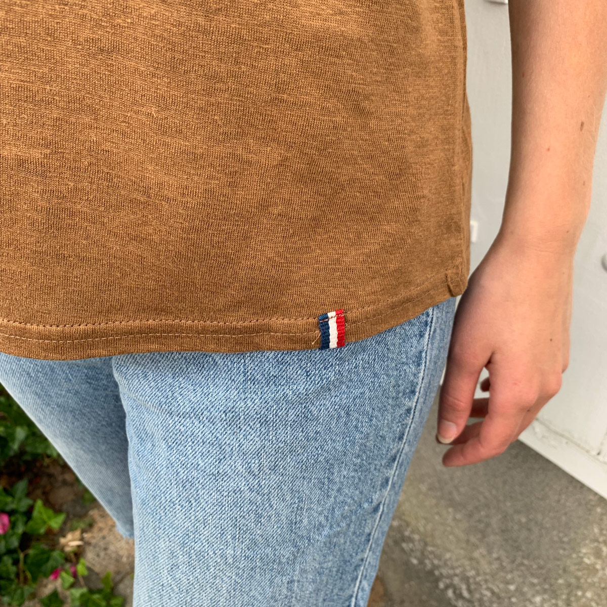 T-shirt en lin bio sépia col V femme fabriqué en Normandie 3