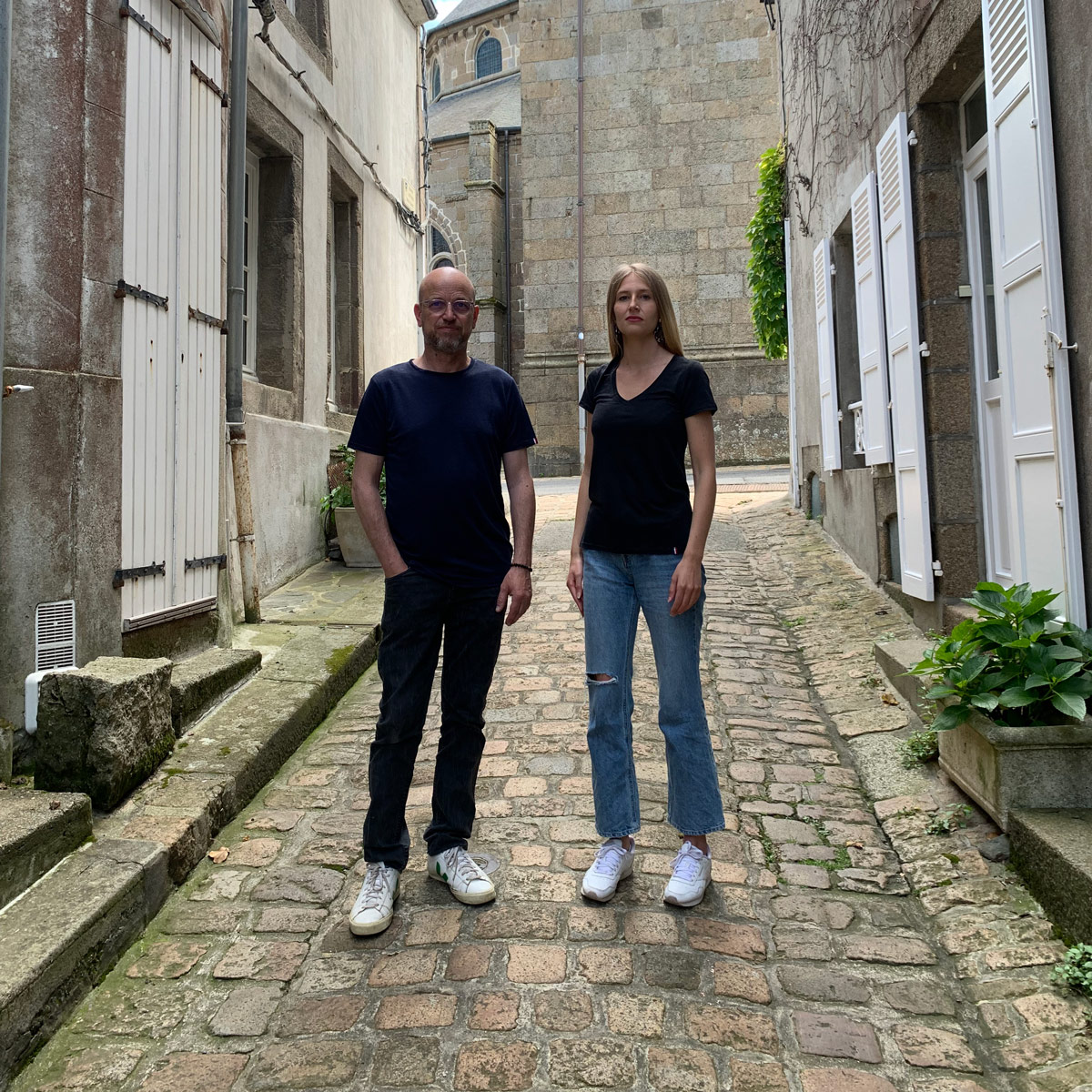 T-shirt en lin bio noir col V femme fabriqué en Normandie 4