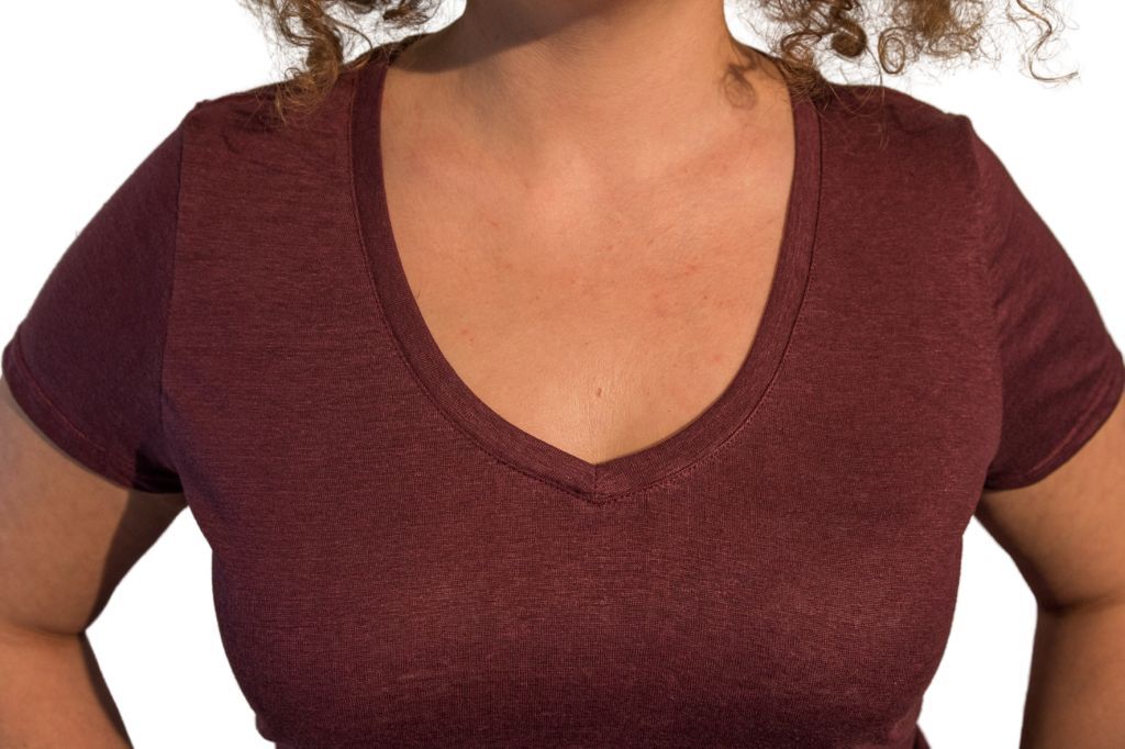 T-shirt en lin bio bordeaux col V femme fabriqué en Normandie 4