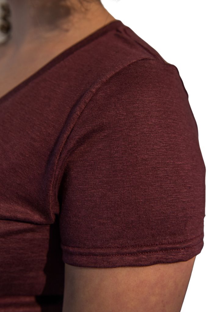 T-shirt en lin bio bordeaux col V femme fabriqué en Normandie 5