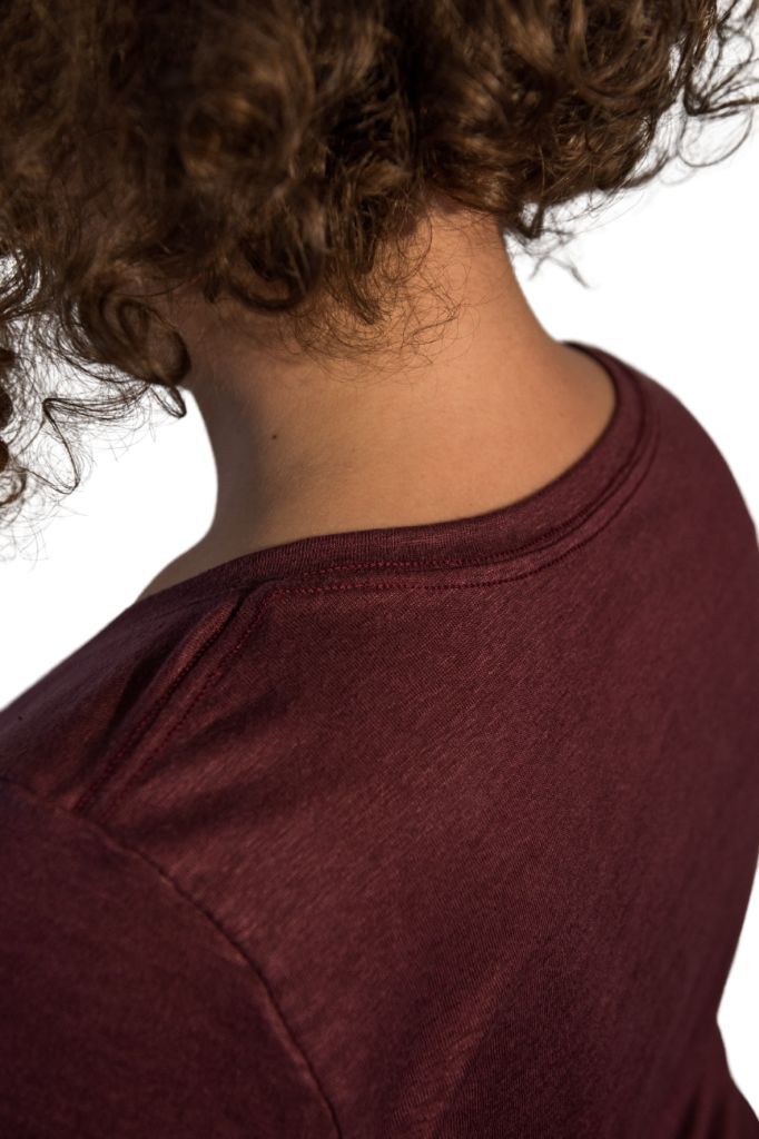 T-shirt en lin bio bordeaux col V femme fabriqué en Normandie 6