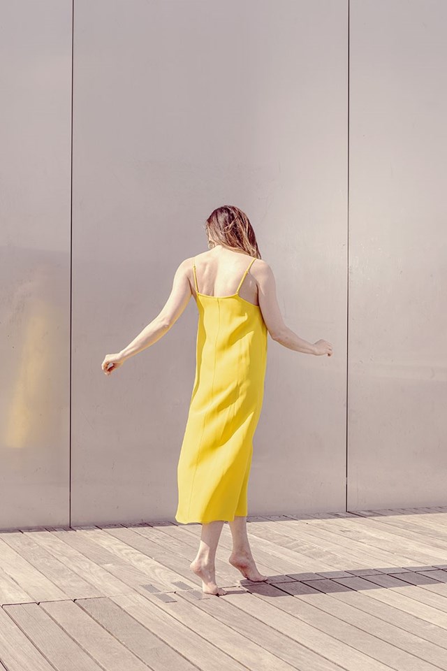 Naissance publique robe de grossesse jaune esprit lingerie fabriquée en France dans un tissu upcyclé