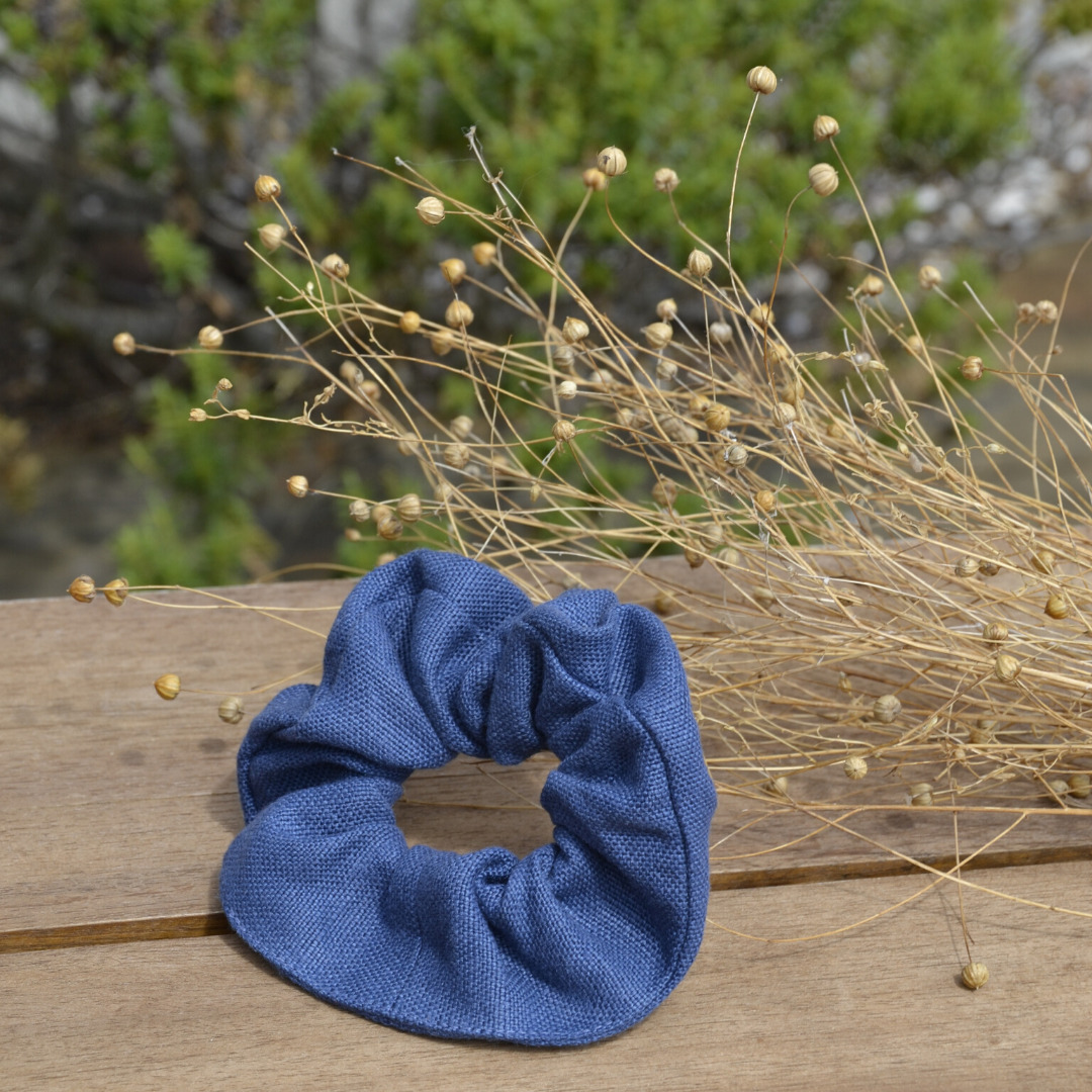 Chouchou en lin bleu et bouquet de lin séché