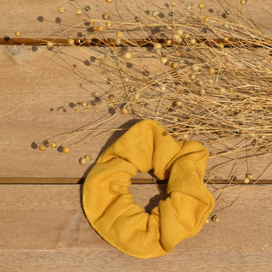 Chouchou en lin jaune et bouquet de lin